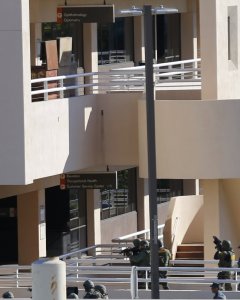 Las fuerzas policiales convergen en un área cerca de un aparcamiento junto al edificio 26 en el Centro Médico Naval en San Diego. REUTERS