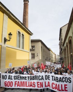 Un millar de personas se han manifestado por las calles de Logroño para reclamar que no se cierre la planta que la tabaquera Altadis tiene en Agoncillo (La Rioja). EFE/Raquel Manzanares