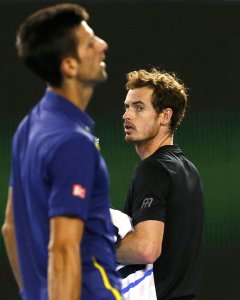 Andy Murray y Novak Djokovic se cruzan durante una pausa en la final del Open de Australia. REUTERS/Thomas Peter