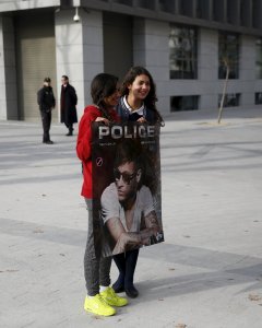 Un par de seguidoras de Neymar esperan al futbolista del FC Barcelona a la entrada de la Audiencia Nacional. REUTERS/Susana Vera