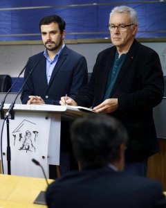 Los dirigentes de Izquierda Unida, Cayo Lara y Alberto Garzón, durante la rueda de prensa que han ofrecido en el Congreso después de la reunión con el líder del PSOE y candidato a la Presidencia del Gobierno, Pedro Sánchez. EFE/J. P. Gandul