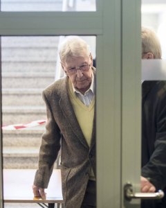 El acusado de 94 años llegando a la Audiencia.- REUTERS