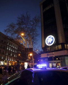 Fachada de la sede del Partido Popular en la calle Genova esta tarde, después de que el juez de la Audiencia Nacional Eloy Velasco haya ordenado cinco registros para investigar posibles pagos del empresario Javier López Madrid al PP madrileño./ EFE