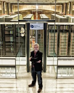 Mateo Valero junto al superordenador Marenostrum. Centro Nacional de Supercomputación