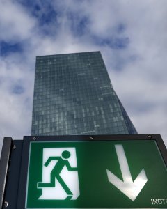 Una señal de 'Salida' ('Exit') cerca de la sede del BCE en Fráncfort. REUTERS