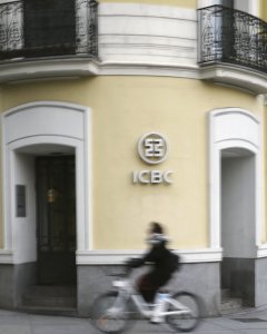 Sede en Madrid del Comercial Bank of China (ICBC), la mayor entidad financiera del gigante asiático, esta mañana, donde el miércoles la Unidad Central Operativa (UCO) de la Guardia Civil realizó un exhaustivo registro, en una operación contra el blanqueo