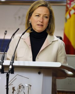 La portavoz de Coalición Canaria (CC) en el Congreso, Ana Oramas, durante la rueda de prensa ofrecida tras la reunión mantenida con la comisión negociadora del PSOE, para informar del cierre de un acuerdo satisfactorio para la investidura del socialista,