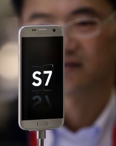 Un visitante observa el nuevo Galaxy S7.- EFE