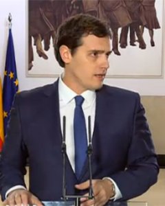 El presidente de Ciudadanos, Albert Rivera, durante la rueda de prensa tras la firma de su pacto de investidura con el líder del PSOE, Pedro Sánchez.