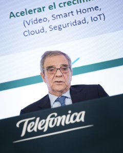El presidente de Telefónica, César Alierta, durante la presentación de los resultados obtenidos en 2015 por la compañía. EFE/Luca Piergiovanni