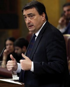 El portavoz del PNV, Aitor Esteban, durante su intervención en la sesión de la tarde de la segunda jornada del debate de investidura del secretario general del PSOE, Pedro Sánchez, que se celebra en el Congreso de los Diputados. EFE/J.J. Guillén