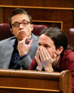 El líder de Podemos, Pablo Iglesias (d), y el portavoz parlamentario, Íñigo Errejón (i), durante la sesión plenaria en la que se celebra la segunda votación de la investidura del candidato socialista, Pedro Sánchez. EFE/Ballesteros