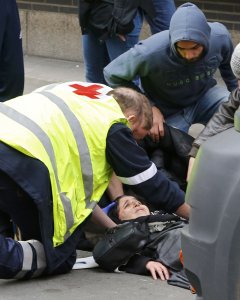 Los servicios de Emergencias belgas atienden a la mujer atropellada en el barrio de Molenbeek. REUTERS/Yves Herman