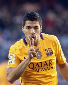 El delantero uruguayo del FC Barcelona Luis Suárez (i) celebra su tercer gol, el cuarto del equipo frente al Deportivo de La Coruña, durante el partido de la trigésimo cuarta jornada de Liga en Primera División que se juega hoy en el estadio de Riazor, en