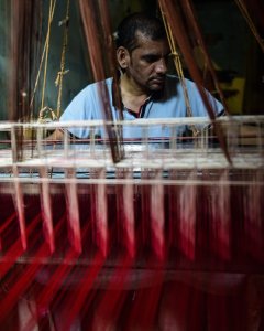 Un tejedor trabaja en una fábrica de tela en Dacca. - AFP