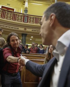 El líder de Podemos , Pablo Iglesias, estrecha la mano del secretario general del PSOE, Pedro Sanchez, al finalizar el último lpano de la XI Legislatura. EFE/Paco Campos