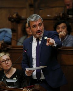 El portavoz municipal del PSC Jaume Collboni, durante el pleno extraordinario celebrado para debatir y aprobar una modificación del presupuesto de 275 millones de euros. EFE/Alejandro García