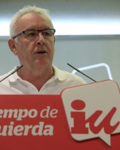 El coordinador federal de IU, Cayo Lara, durante la rueda de prensa que ha ofrecido en la sede del partido como despedida del cargo en el que ha permanecido ocho años, en la víspera de la Asamblea que la organización hará este fin de semana en Madrid para