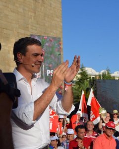 Pedro Sánchez, en la Plaza de España de Villanueva de la Serena, en Badajoz. EP