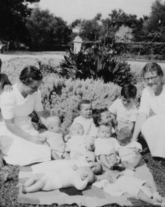 Elisabeth Eidenbenz junto a varios niños en la Maternidad de Elna