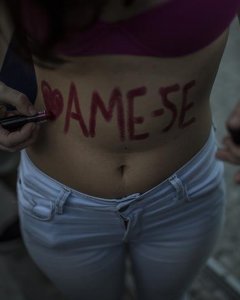 Mujeres participan en la 'Marcha de las Putas' hoy, sábado 2 de julio de 2016, en la playa de Copacabana, en Río de Janeiro (Brasil). Un centenar de feministas participó hoy en la 'Marcha de las Putas' en Río de Janeiro para protestar contra el machismo y