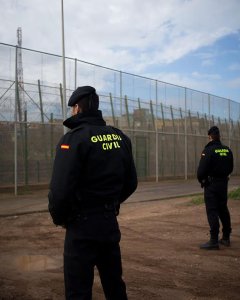 Dos agentes de la Guardia Civil junto a la valla de Melilla. / JAIRO VARGAS