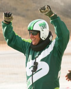 El estadounidense Luke Aikins se ha convertido en la primera persona en saltar 25.000 pies (7.620 metros) sin paracaídas. AFP