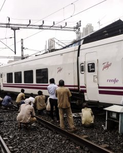Varias personas observan un tren de la empresa española Talgo a su llegada a la estación central de Bombay. EFE/Divyakant Solanki
