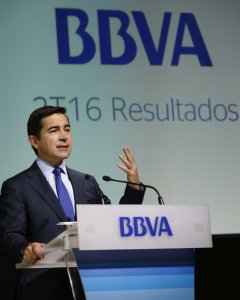 El consejero delegado del BBVA, Carlos Torres Vila, durante la rueda de prensa en la que ha expuesto los resultados de la entidad del segundo trimestre de 2016. EFE/Mariscal