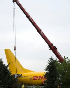 Los servicios de emergencias trabajan para mover un avión de carga de la compañía DHL después de que se saliera de la pista tras aterrizar la pasada madrugada en el aeropuerto italiano de Bergamo.REUTERS/Stringer