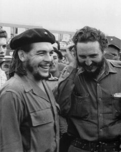 Fotografía de enero de 1960 del líder de la revolución cubana, Fidel Castro, con Ernesto 'Che' Guevara en La habana. AFP