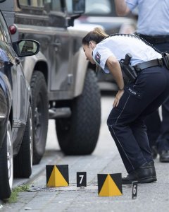 Una policía busca pruebas en los alrededores del ataque en Colonia/EFE