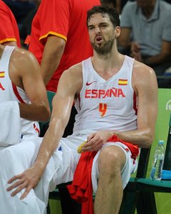 Pau Gasol se duele del gemelo derecho ayer contra Francia. /EFE