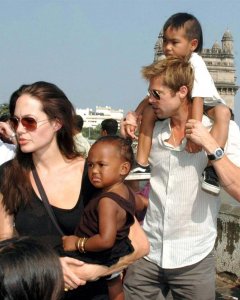 Fotografía de archivo de la actriz Angelina Jolie y del actor Brad Pitt con su hija Zahara y su hijo Maddox/EFE