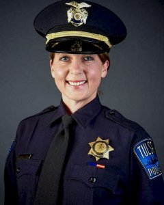 Fotografía facilitada por el Departamento de Policía de Tulsa que muestra a la agente Betty Shelby, quien mató a tiros a un hombre negro desarmado cuyo vehículo se había averiados en una carretera. EFE