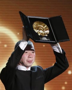 El realizador chino, Xiaigang Feng, tras recibir la Concha de Oro a la Mejor Película.  EFE/Juan Herrero