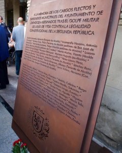 La placa de conmemoración a los 15 alcaldes y concejales y a los 30 trabajadores asesinados durante la Guerra Civil.