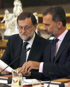 El Rey Felipe VI y el presidente del Gobierno en funciones, Mariano Rajoy, conversan durante la reunión del Patronato del Instituto Cervantes, en el Palacio Real de Aranjuez.EFE/Ballesteros