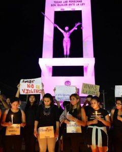 Un grupo de mujeres salvadoreñas en la manifestación contra la violencia machista en El Salvador. EFE/Oscar Rivera