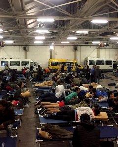 Docenas de personas evacuadas pasan la noche en un hangar de autobuses convertido en refugio temporal, en Camerino, Italia. EFE