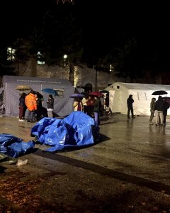 Personas evacuadas pasan la noche en tiendas de campaña en Camerino, Italia. EFE