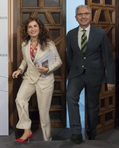 La consejera de Hacienda, María Jesús Montero, y el portavoz de la Junta de Andalucía, Miguel Ángel Vázquez, tras la reunión donde se ha aprobado el anteproyecto de ley de presupuestos de la comunidad autónoma para 2017. EFE/Julio Muñoz