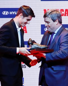 Miguel Cardenal entrega al delantero Álvaro Morata el Trofeo Luis Aragonés, como mejor jugador de la selección, durante el acto de los Premios Marca a los mejores de la pasada temporada, celebrado el pasado lunes en Madrid. EFE/Juanjo Martín