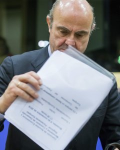 El ministro de Economía, Luis de Guindos durante su defensa de las medidas tomadas por el país para corregir el déficit en el Parlamento Europeo en Bruselas, Bélgica. EFE/Stephanie Lecocq