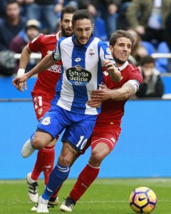 El jugador del Deportivo Florin Andone junto al jugador del Sevilla Carriço durante el partido de la 7ª jornada de la Liga Santander que se ha disputado en el Estadio Riazor de A Coruña. EFE/Cabalar