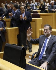 Rajoy saluda antes de intervenir en el Senado. EFE/Fernando Alvarado