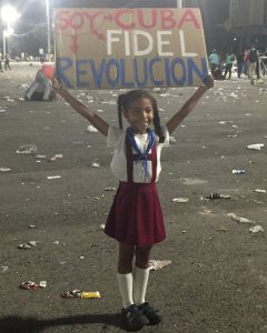Una niña portando un cartel en el acto celebrado para despedir a Fidel Castro en la Plaza de la Revolución de La Habana, Cuba.