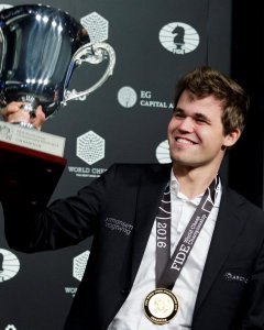 Magnus Carlsen levanta el trofeo que le acredita como campeón del mundo de ajedrez. /EFE