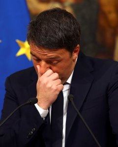 Matteo Renzi, en un momento de la comparecencia en la que anunciaba su dimisión como primer ministro italiano. - REUTERS