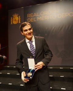 Hortelano posa hace unos días con la medalla de oro de la Real Orden al Mérito Deportivo.